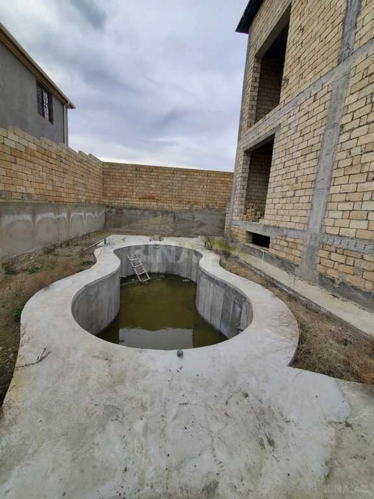 Satılır 6 otaqlı həyət evi 600 m²