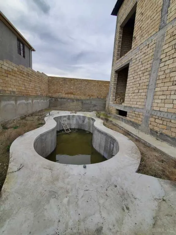 Satılır 6 otaqlı həyət evi 600 m²