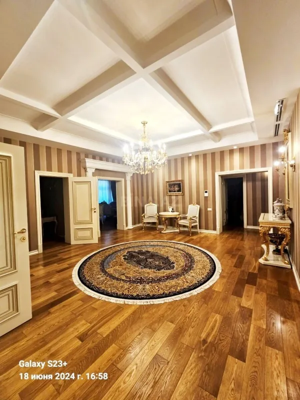 Satılır 5 otaqlı mənzil 286 m²