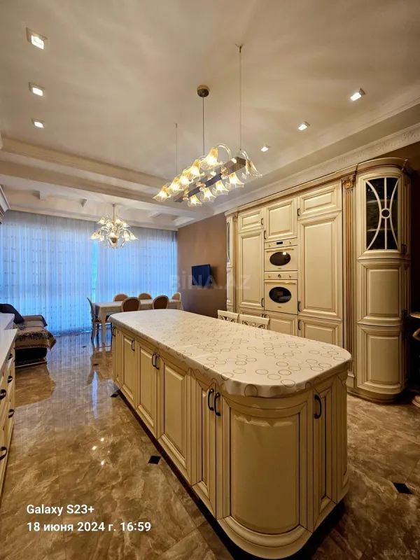 Satılır 5 otaqlı mənzil 286 m²