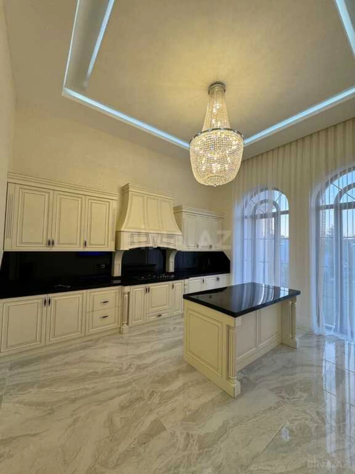 Satılır 6 otaqlı həyət evi 400 m²