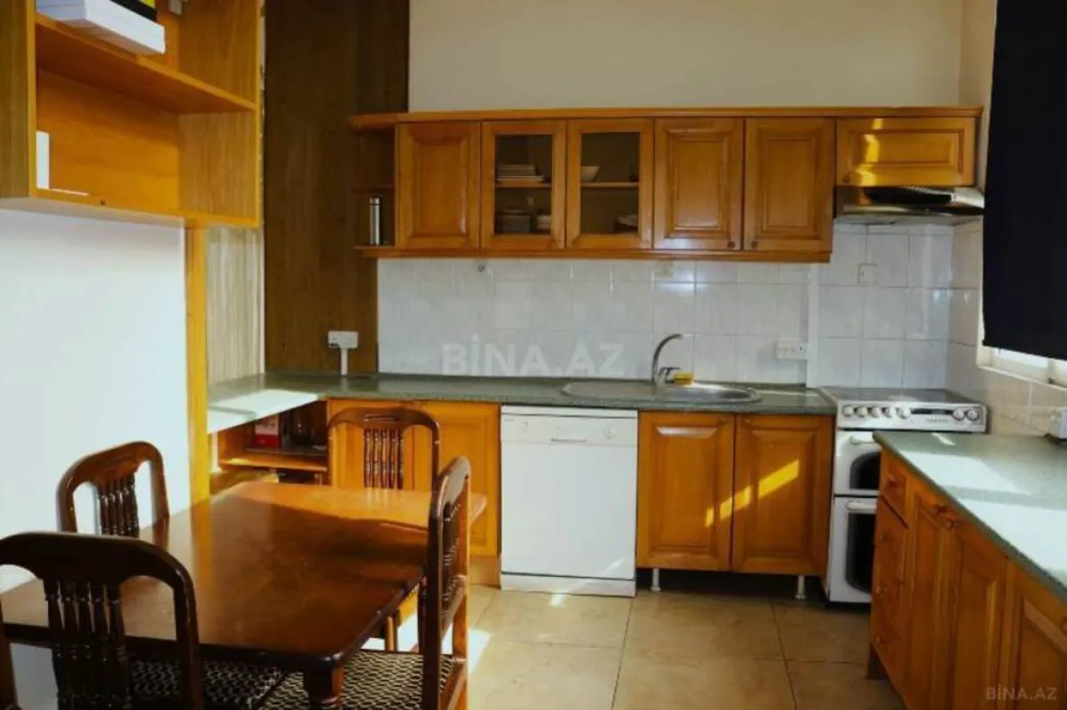 Satılır 6 otaqlı mənzil 240 m²