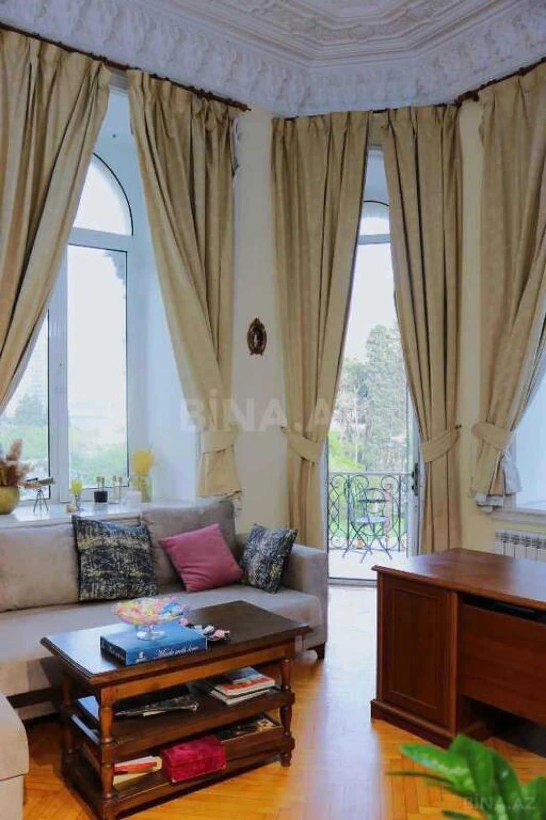 Satılır 6 otaqlı mənzil 240 m²