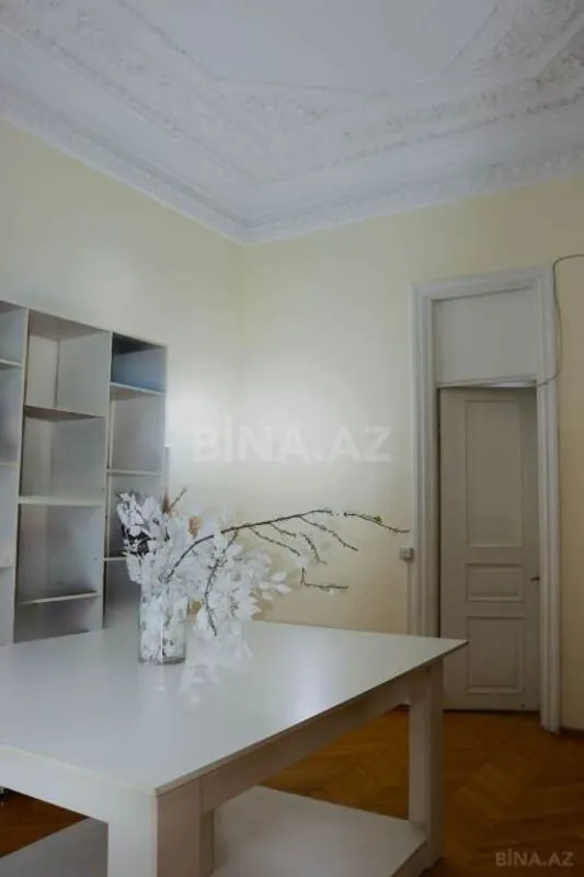 Satılır 6 otaqlı mənzil 240 m²