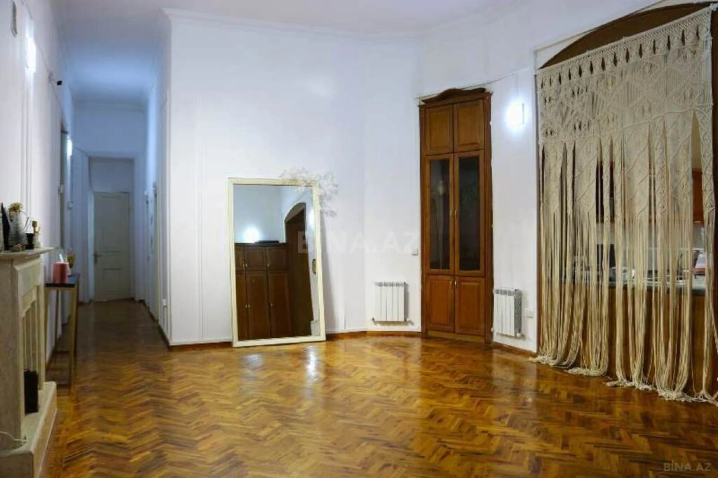 Satılır 6 otaqlı mənzil 240 m²