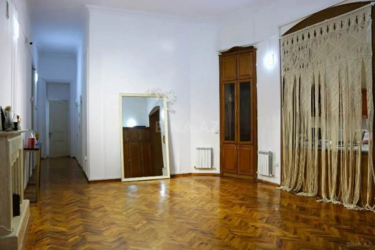 Satılır 6 otaqlı mənzil 240 m²