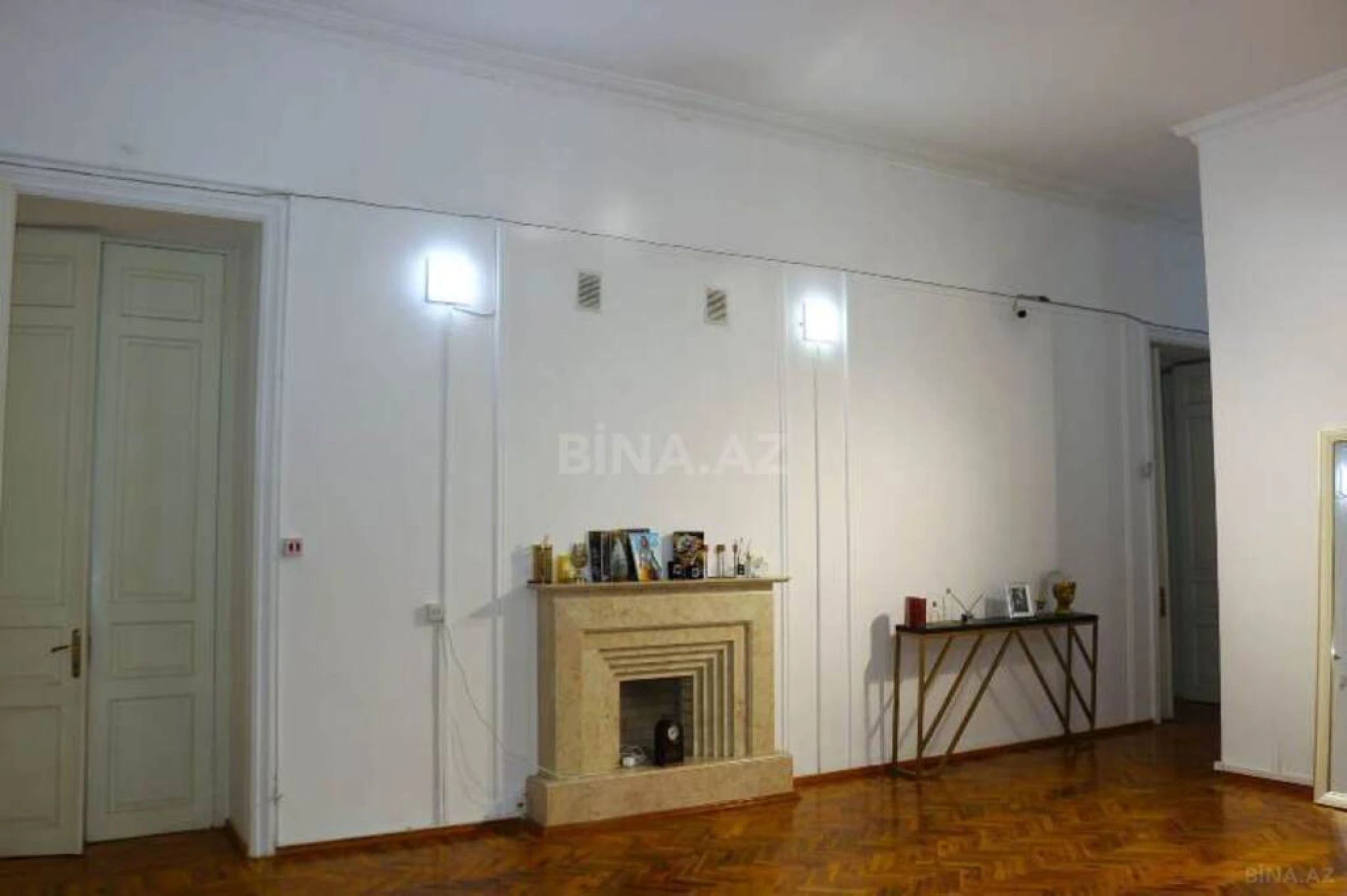 Satılır 6 otaqlı mənzil 240 m²