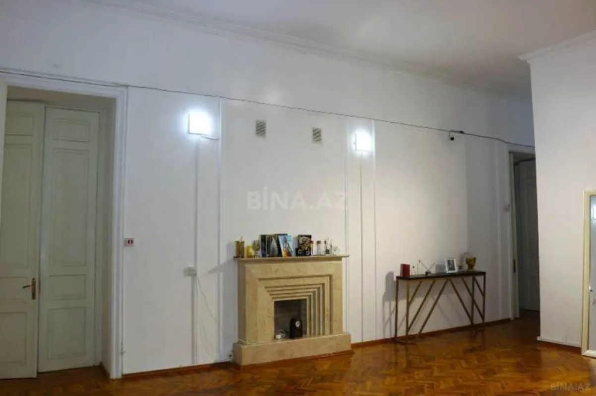 Satılır 6 otaqlı mənzil 240 m²