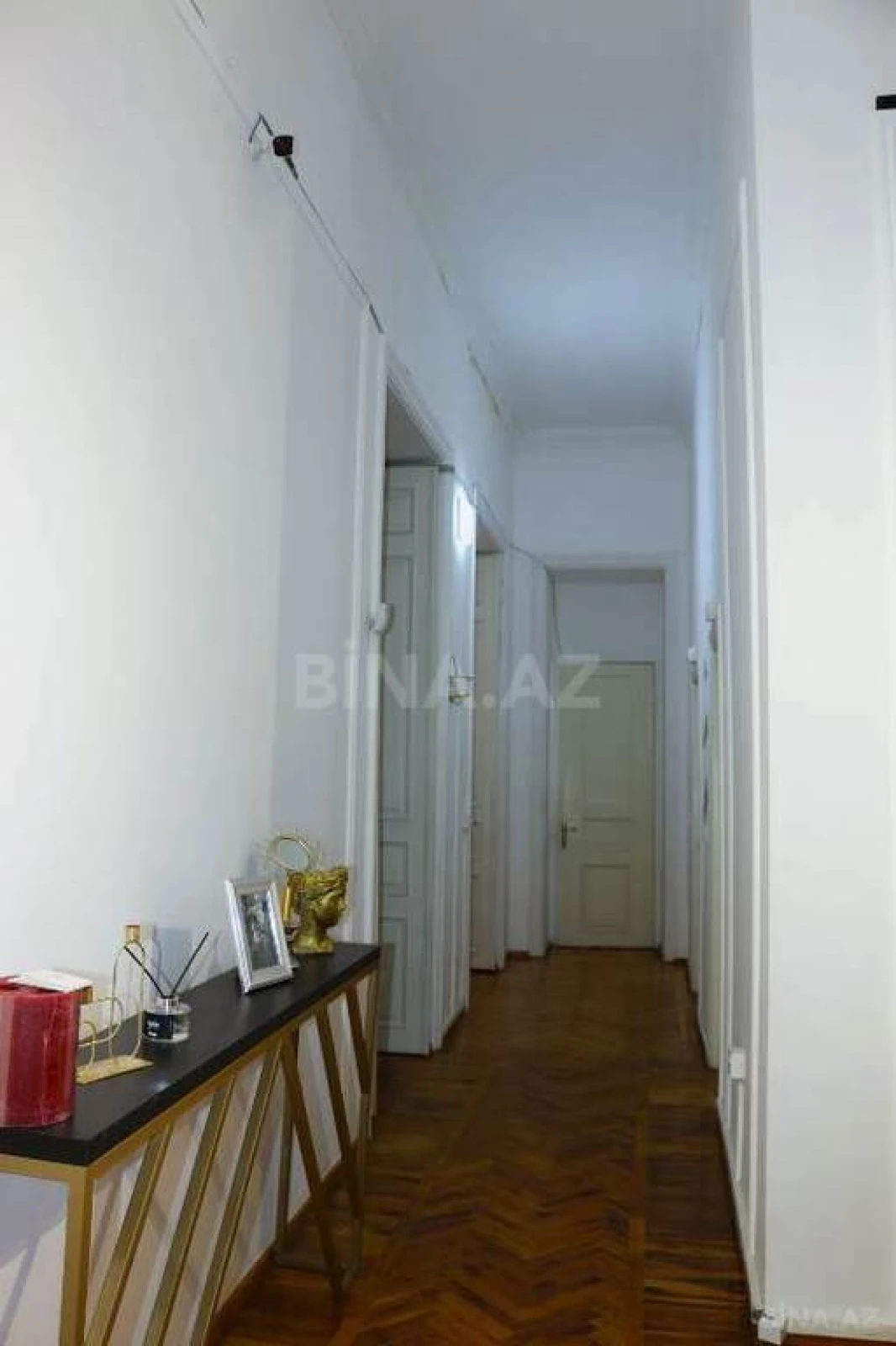 Satılır 6 otaqlı mənzil 240 m²