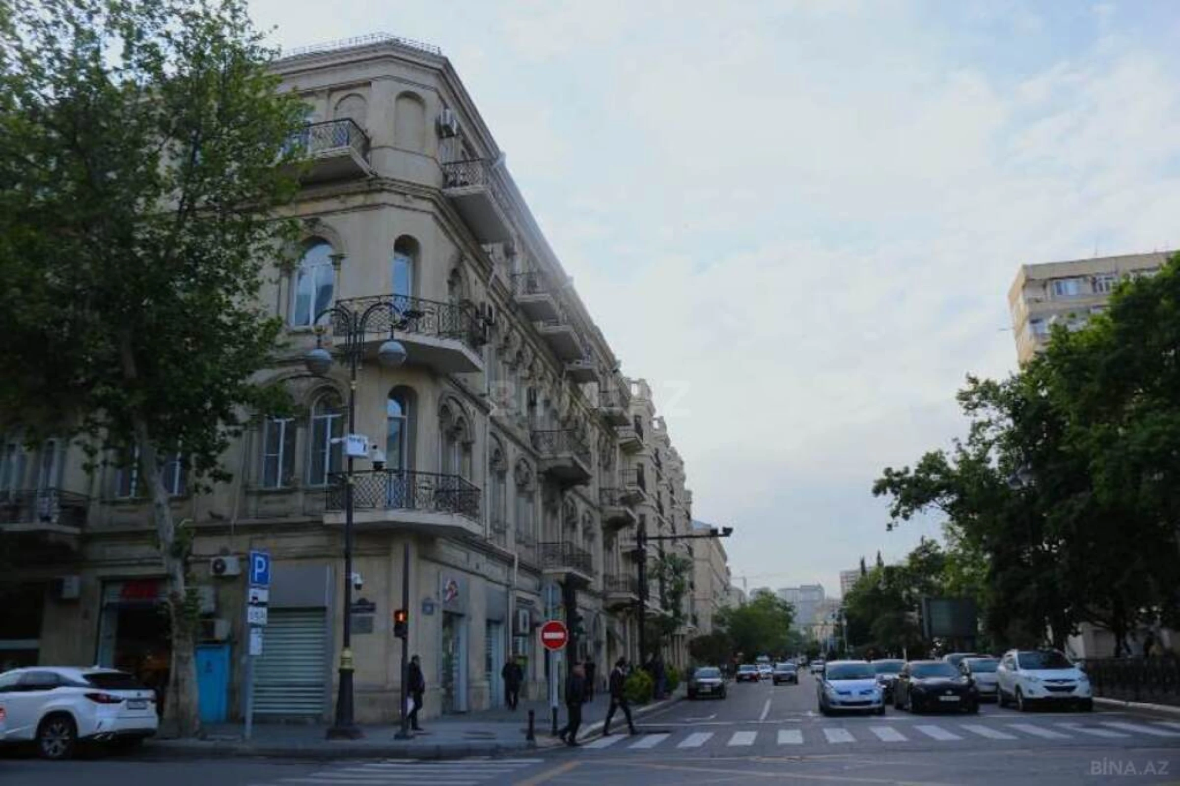 Satılır 6 otaqlı mənzil 240 m²