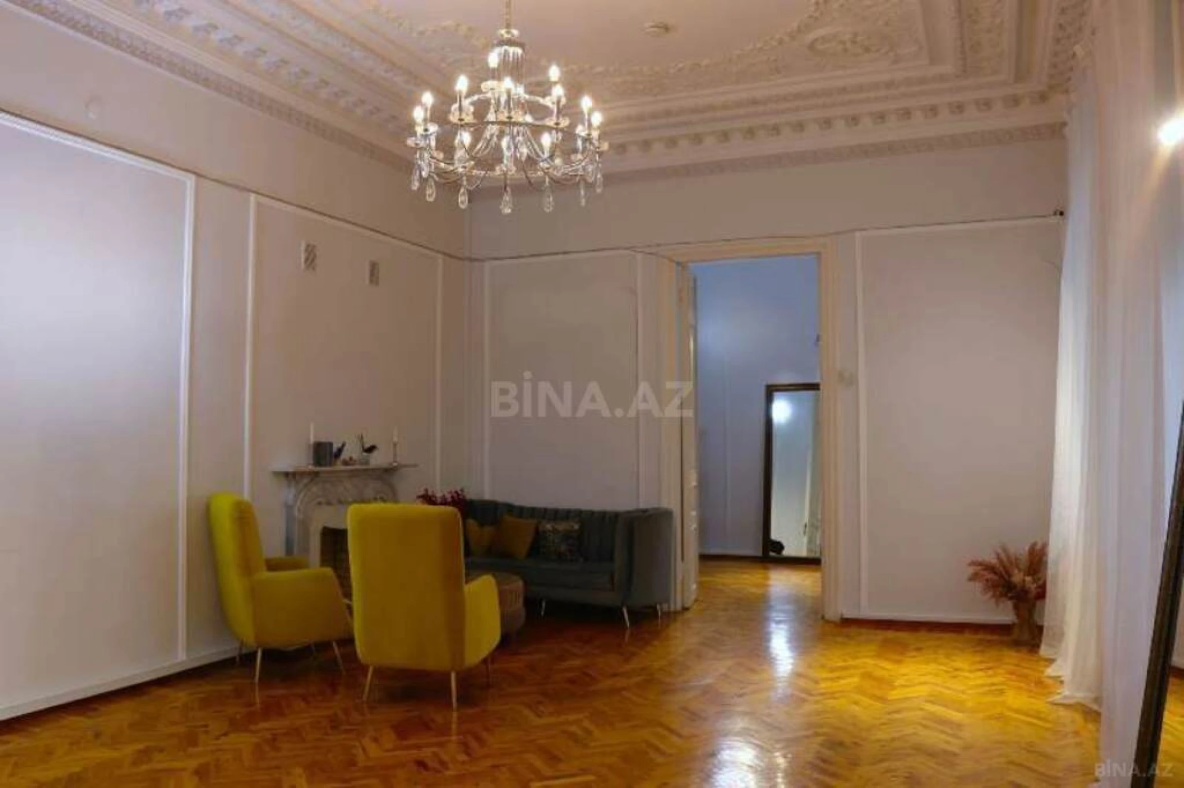 Satılır 6 otaqlı mənzil 240 m²