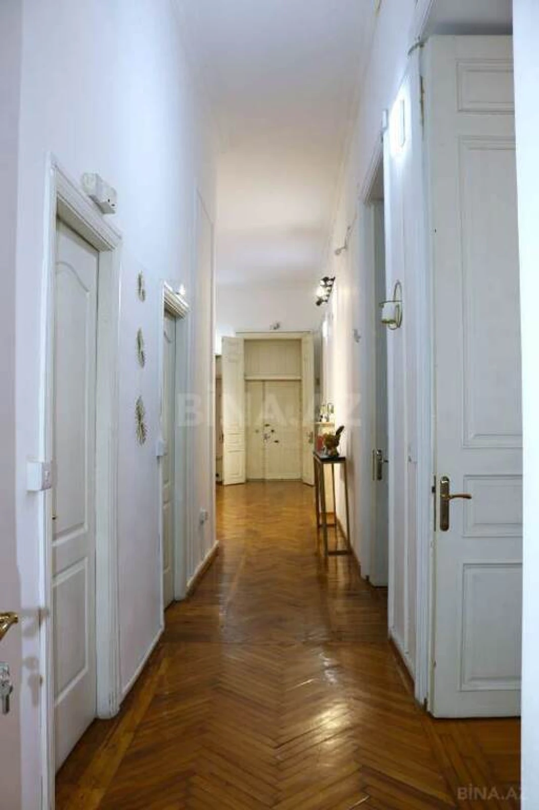 Satılır 6 otaqlı mənzil 240 m²