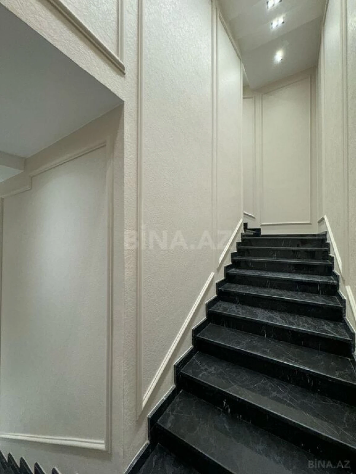 Satılır 5 otaqlı həyət evi 450 m²