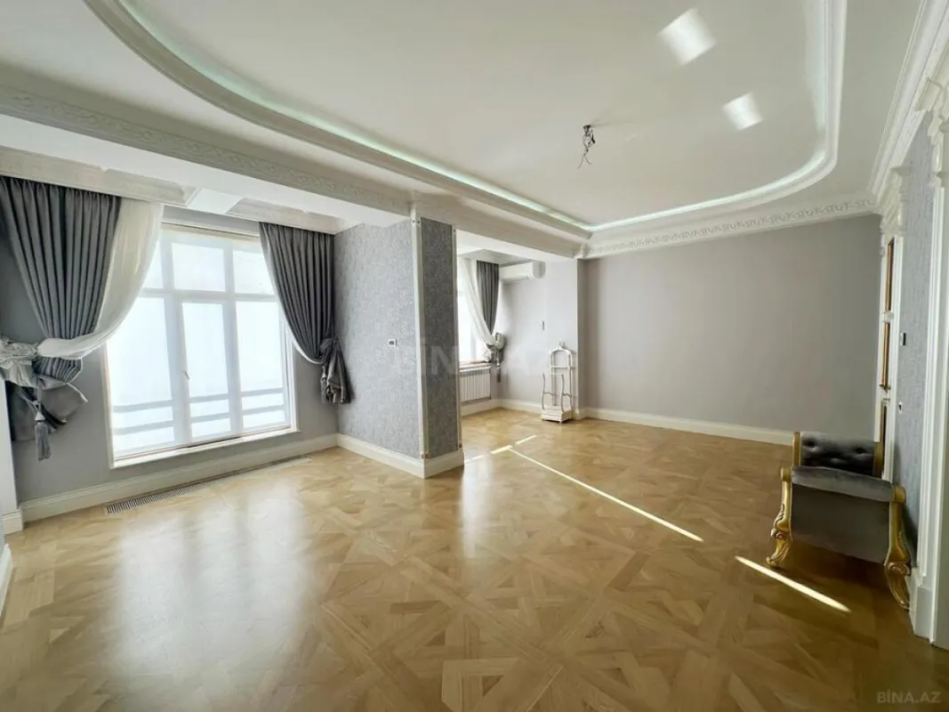 Satılır 4 otaqlı mənzil 285 m²
