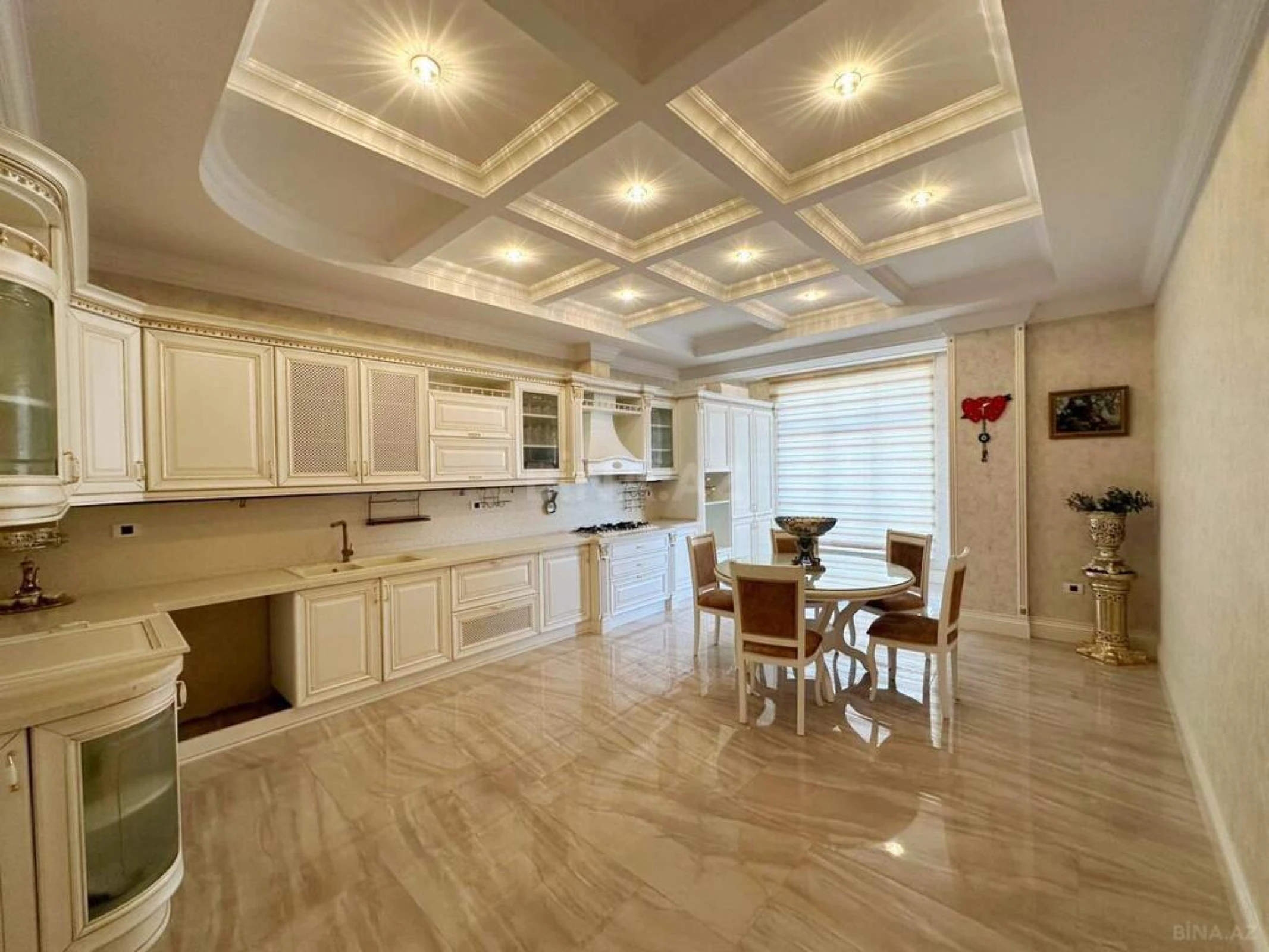 Satılır 4 otaqlı mənzil 285 m²