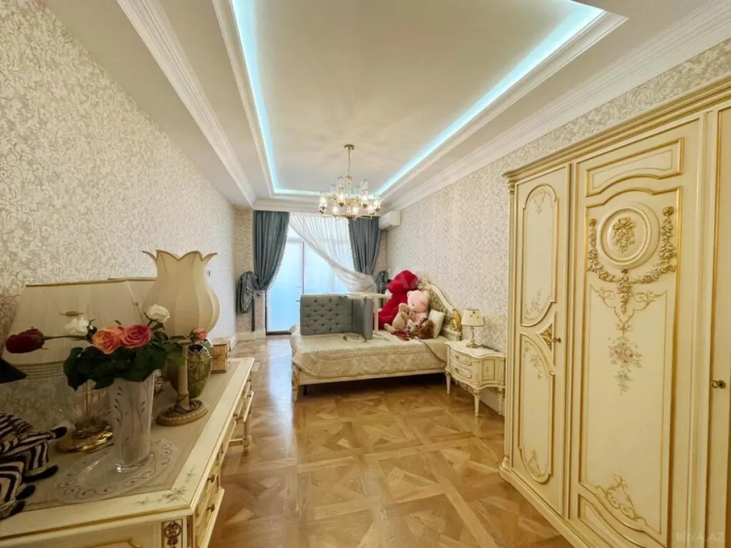 Satılır 4 otaqlı mənzil 285 m²