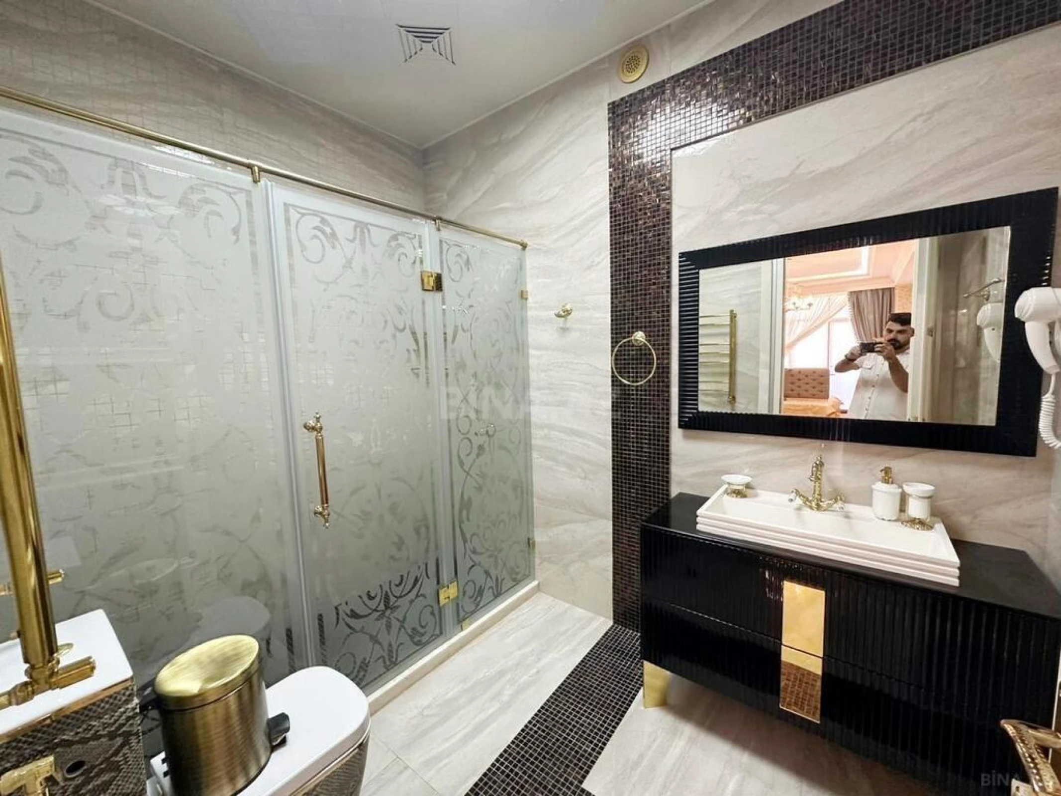 Satılır 4 otaqlı mənzil 285 m²