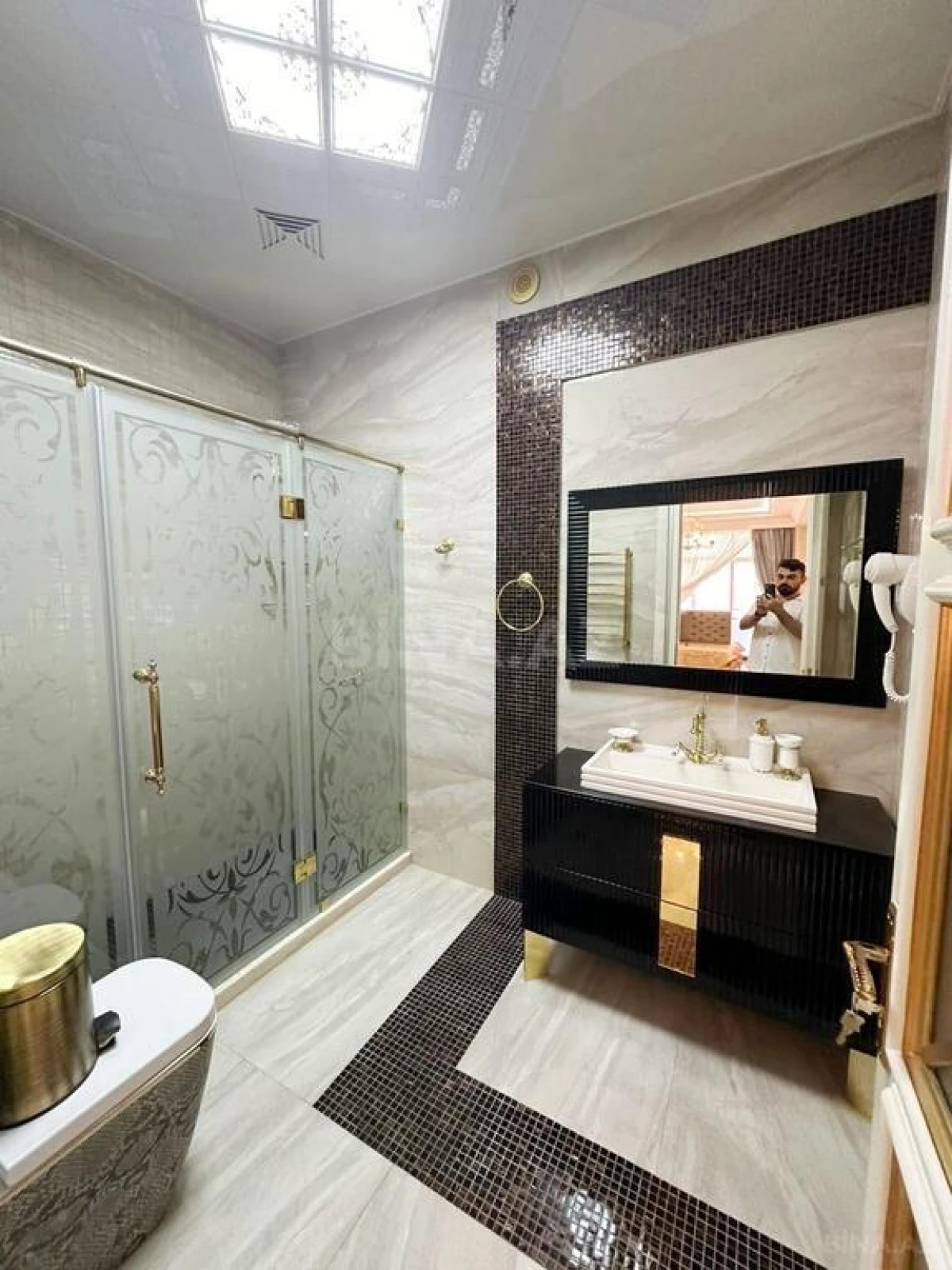 Satılır 4 otaqlı mənzil 285 m²