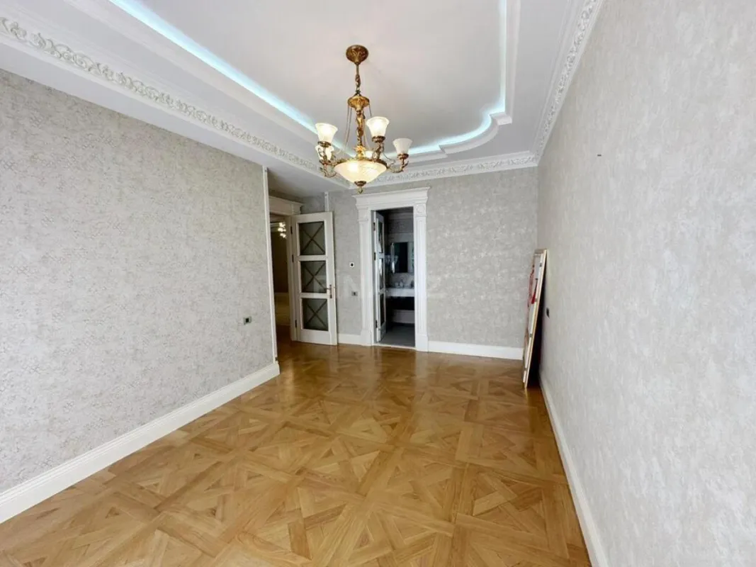 Satılır 4 otaqlı mənzil 285 m²