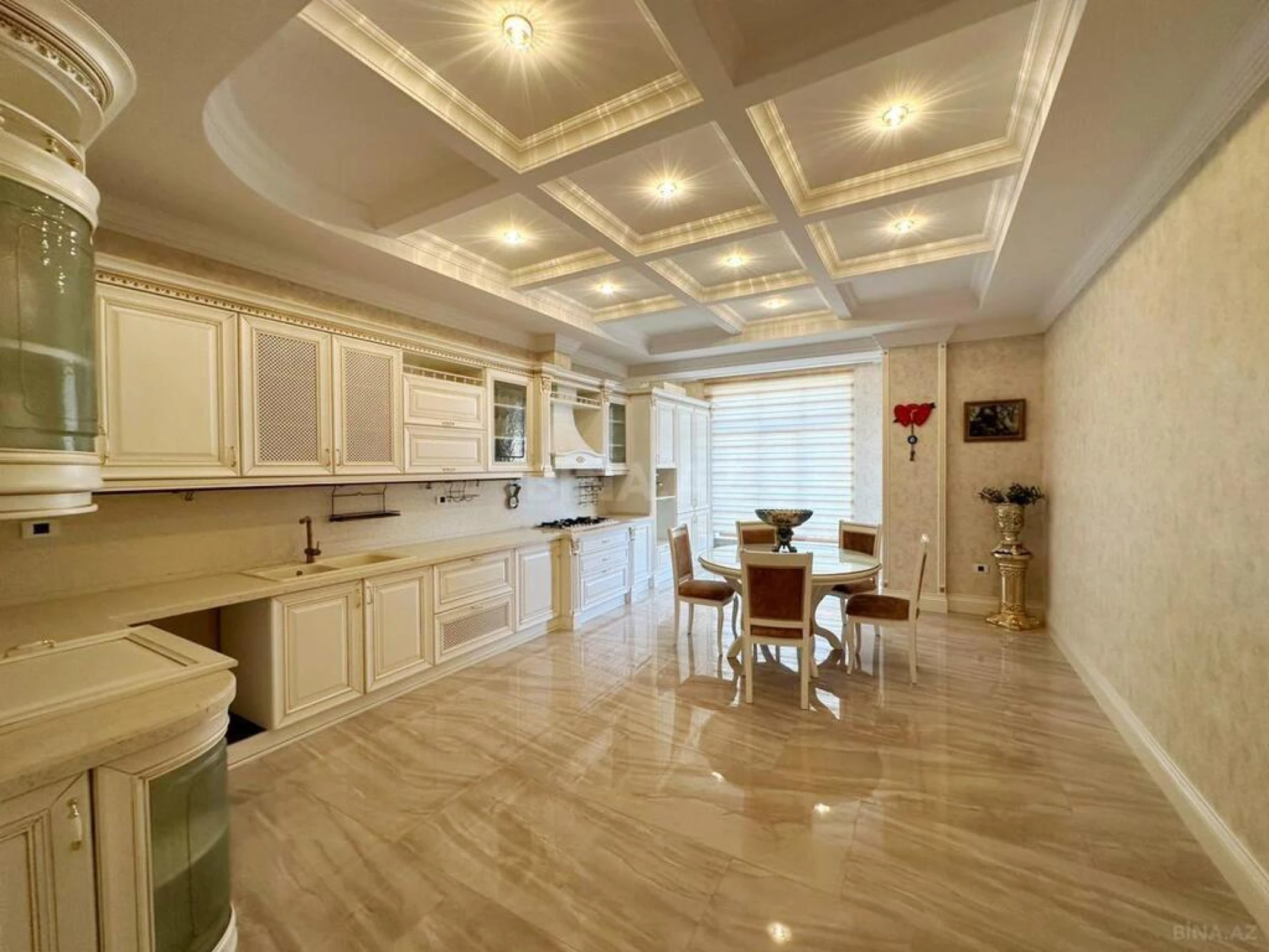 Satılır 4 otaqlı mənzil 285 m²