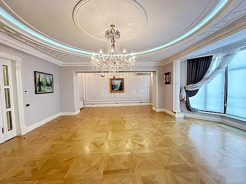 Satılır 4 otaqlı mənzil 285 m²