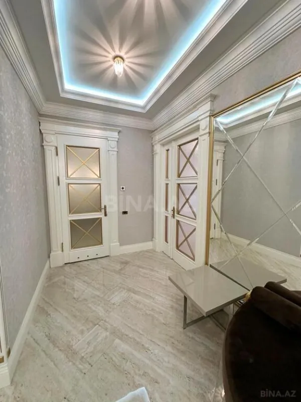 Satılır 4 otaqlı mənzil 285 m²