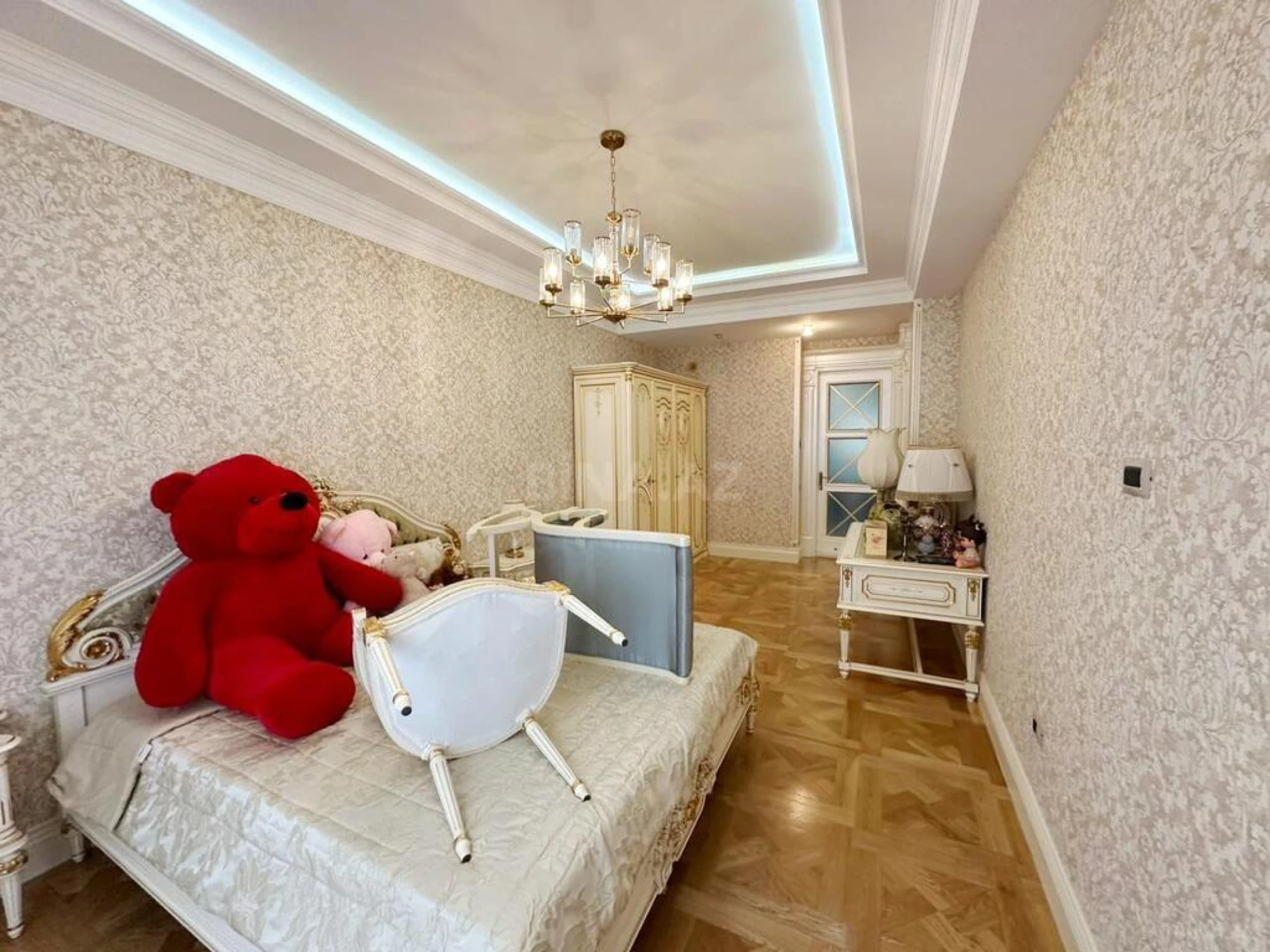 Satılır 4 otaqlı mənzil 285 m²