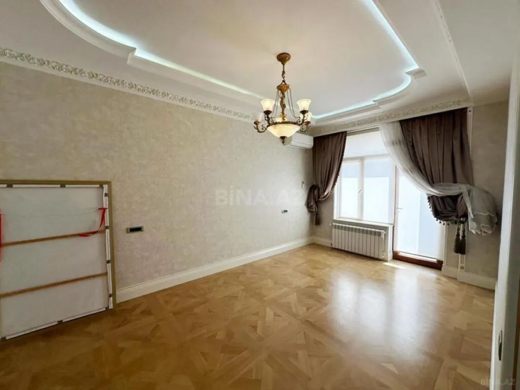 Satılır 4 otaqlı mənzil 285 m²