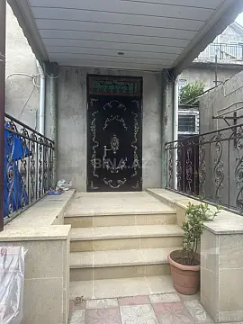 Satılır 5 otaqlı həyət evi 200 m²