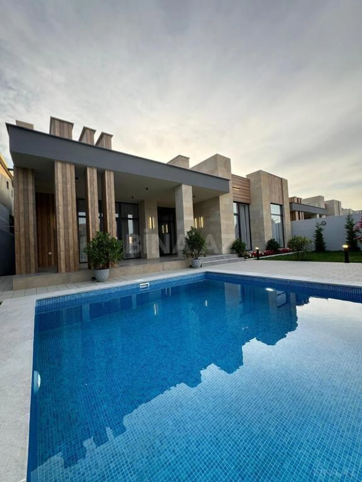 Satılır 5 otaqlı həyət evi 220 m²