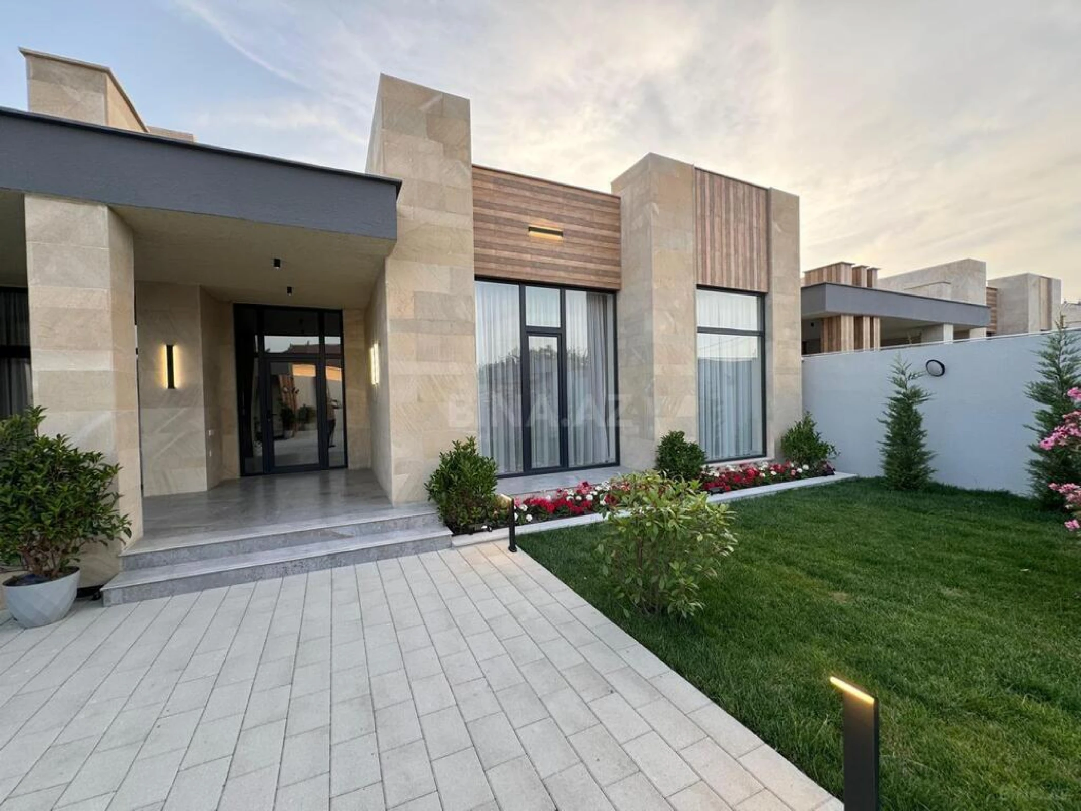 Satılır 5 otaqlı həyət evi 220 m²