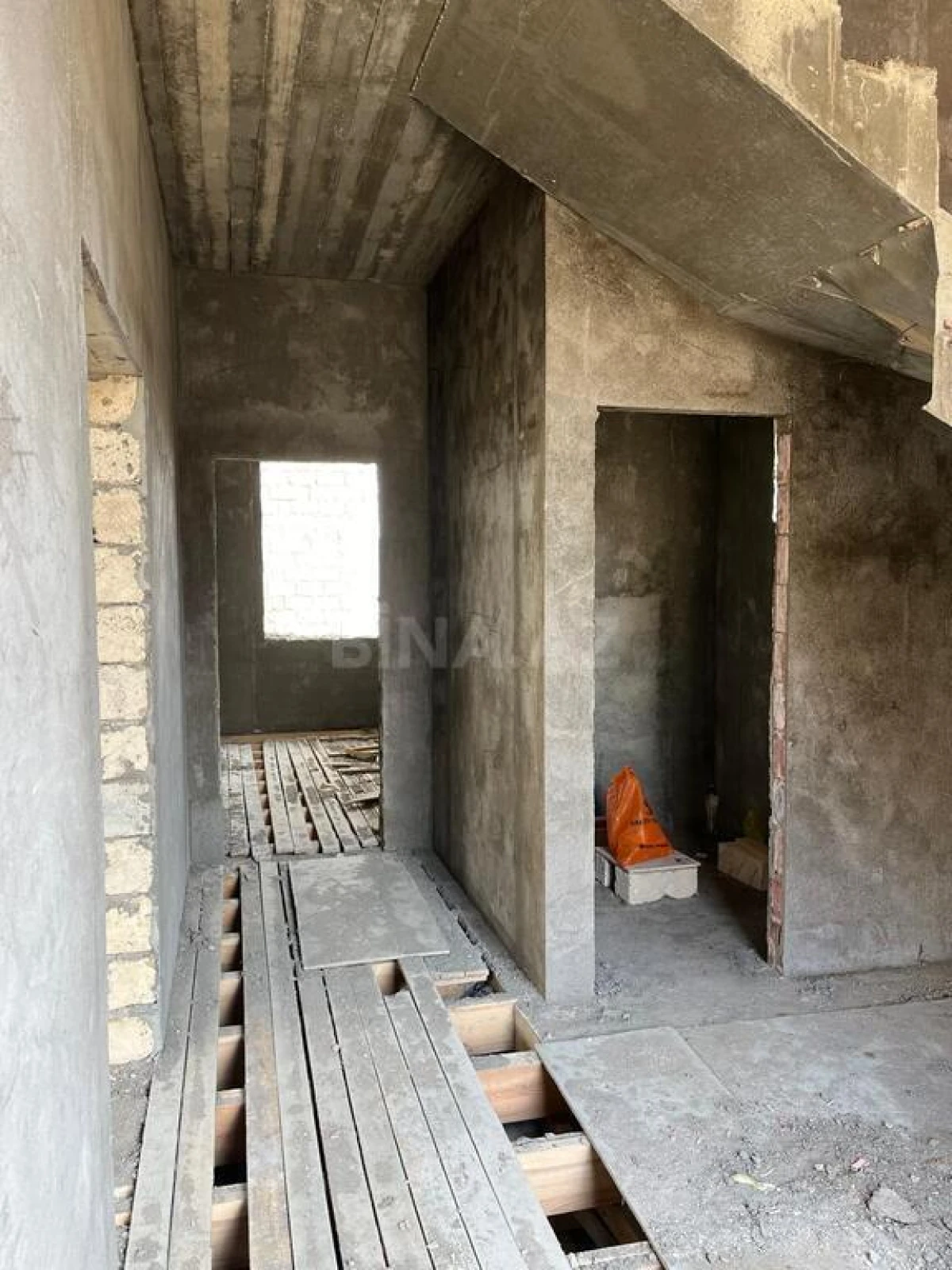 Satılır 5 otaqlı həyət evi 400 m²