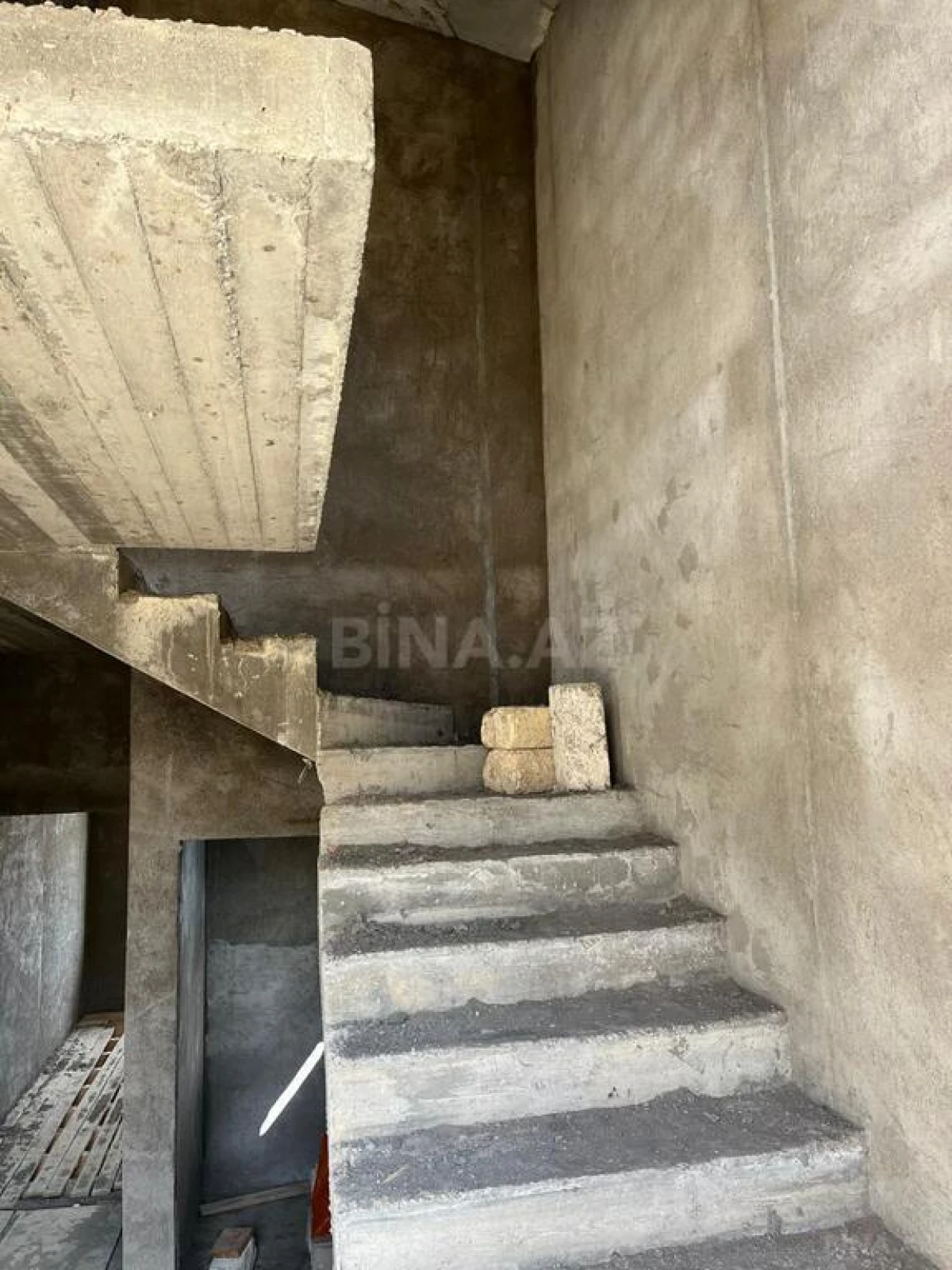 Satılır 5 otaqlı həyət evi 400 m²