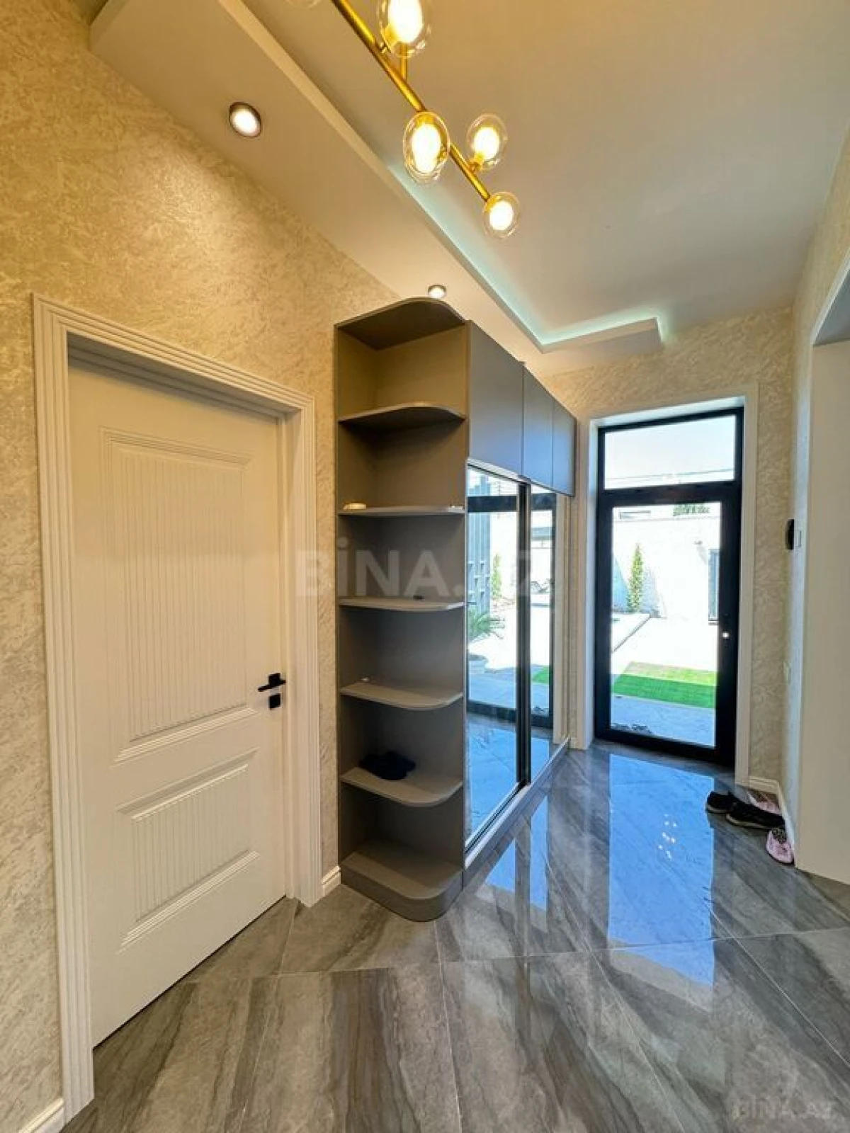 Satılır 5 otaqlı həyət evi 300 m²