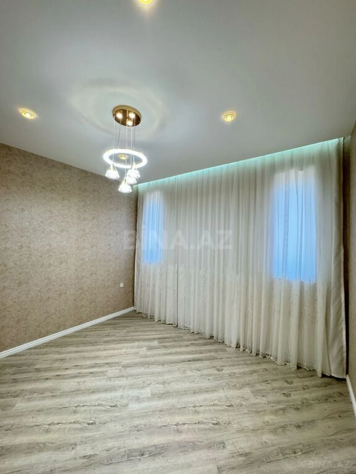 Satılır 5 otaqlı həyət evi 300 m²