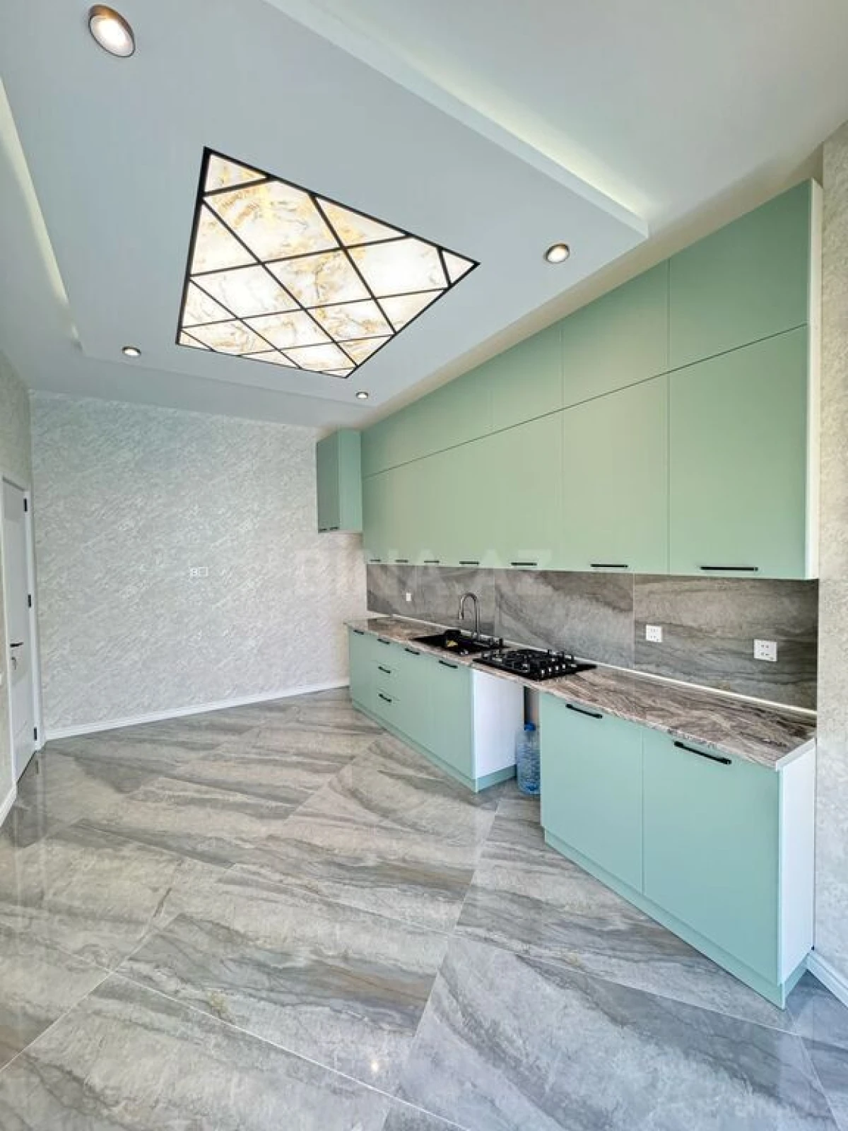 Satılır 5 otaqlı həyət evi 300 m²