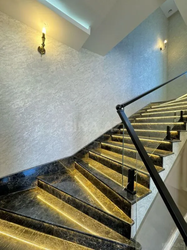 Satılır 5 otaqlı həyət evi 300 m²