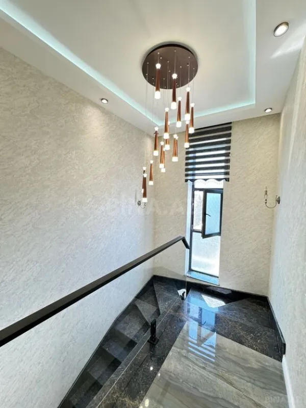 Satılır 5 otaqlı həyət evi 300 m²