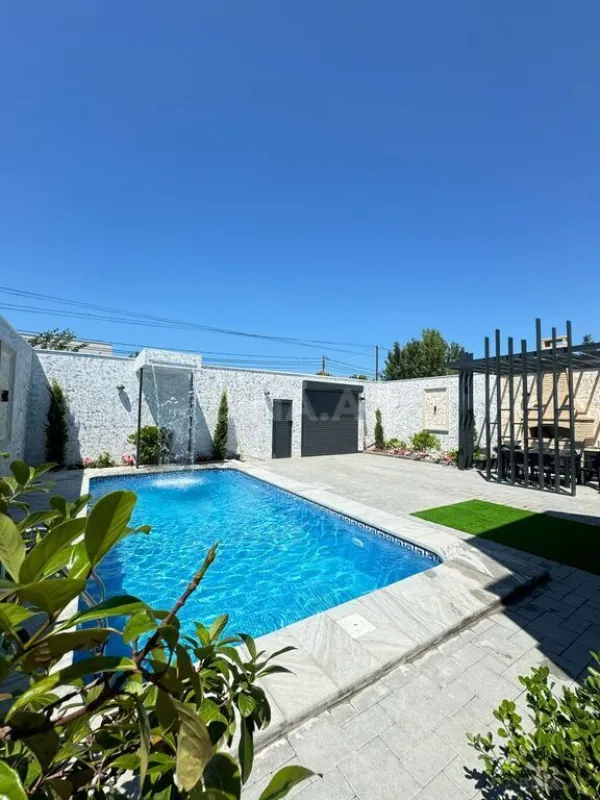 Satılır 5 otaqlı həyət evi 300 m²