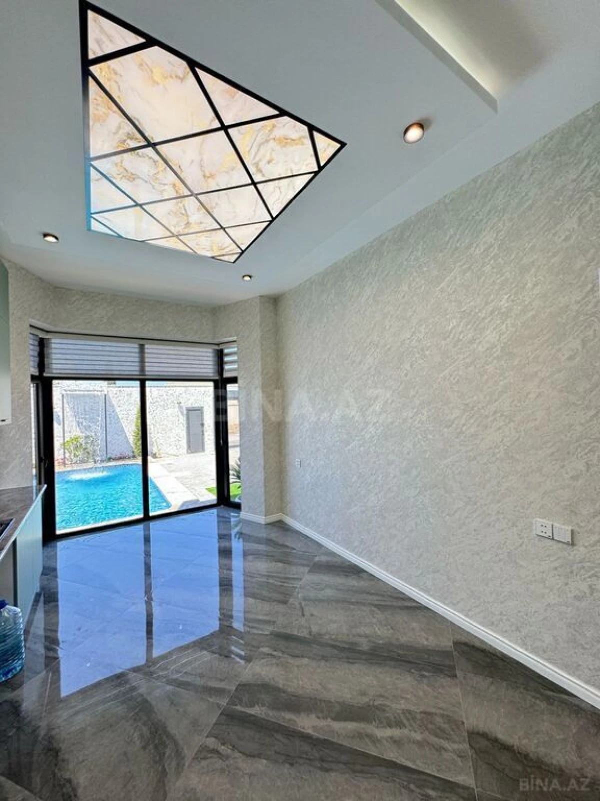 Satılır 5 otaqlı həyət evi 300 m²