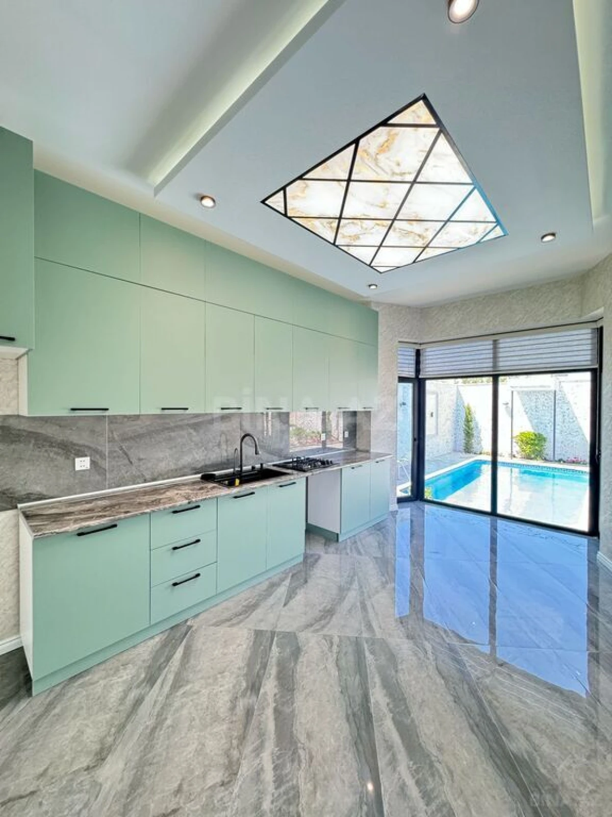 Satılır 5 otaqlı həyət evi 300 m²