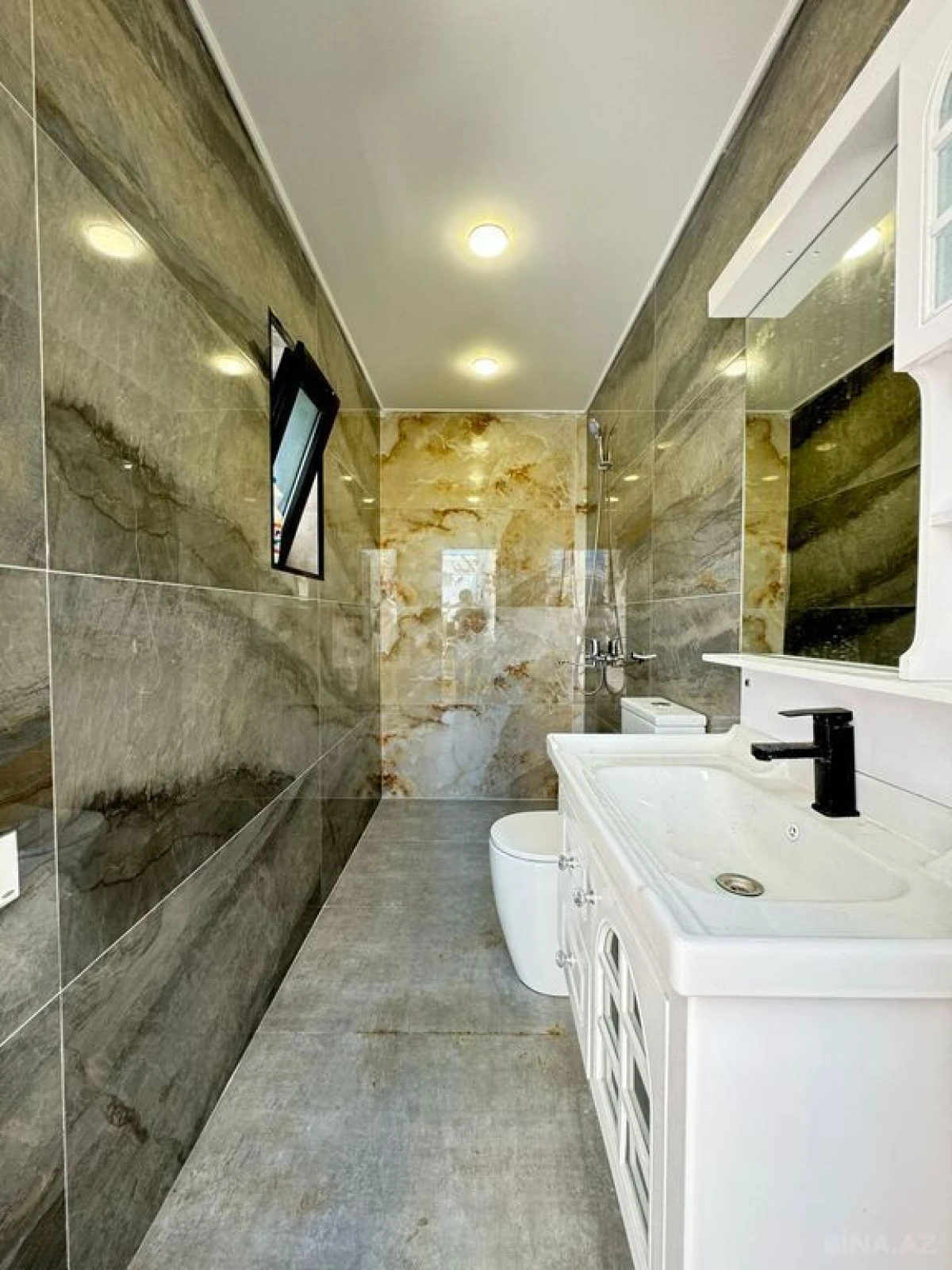 Satılır 5 otaqlı həyət evi 300 m²