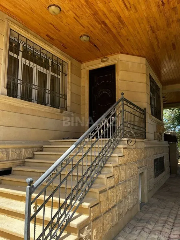 Satılır 8 otaqlı həyət evi 601 m²