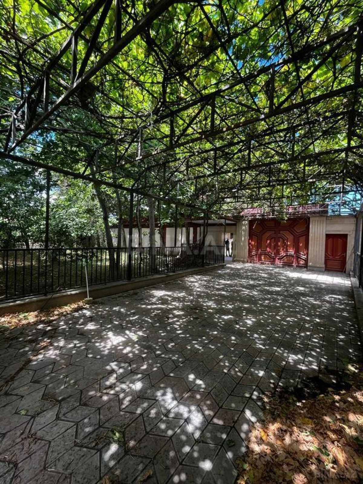 Satılır 8 otaqlı həyət evi 601 m²