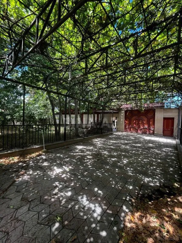 Satılır 8 otaqlı həyət evi 601 m²