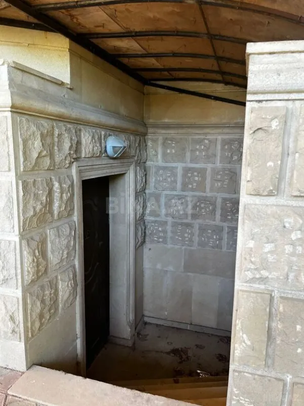 Satılır 8 otaqlı həyət evi 601 m²