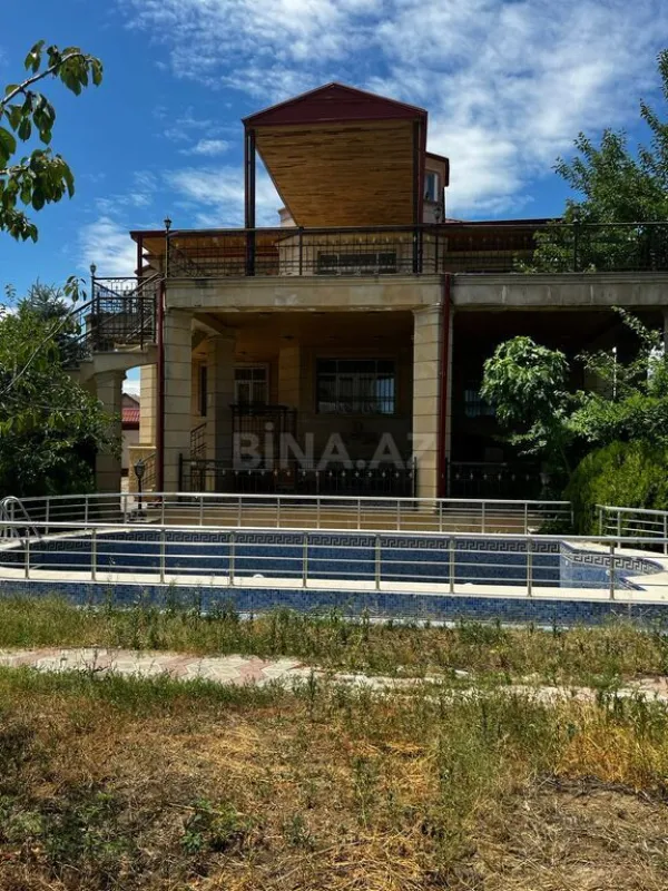 Satılır 8 otaqlı həyət evi 601 m²