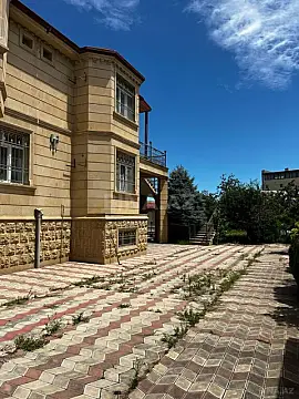 Satılır 8 otaqlı həyət evi 601 m²