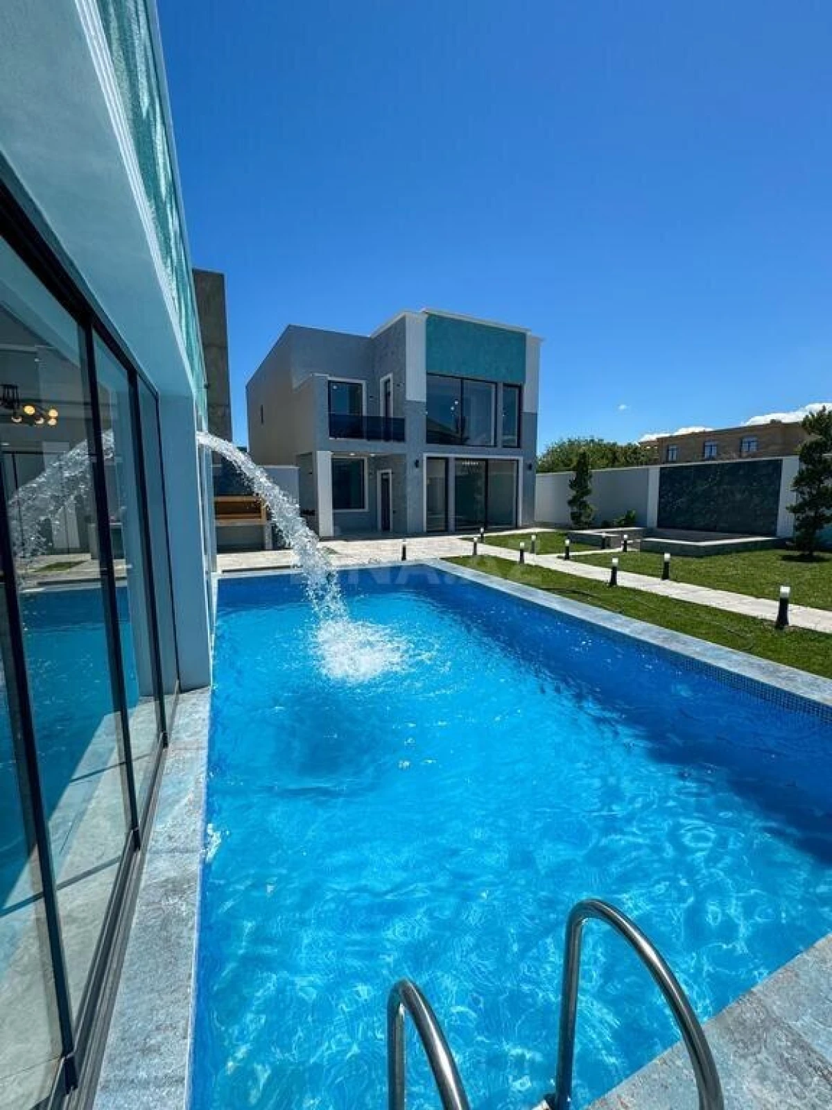 Satılır 6 otaqlı həyət evi 300 m²