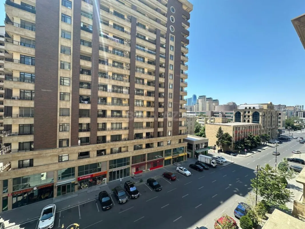 Satılır 3 otaqlı mənzil 152 m²